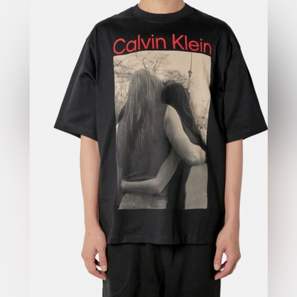 Calvin Klein Graphic Tee Embrace Photo Print Black Short Sleeve Size Medium
